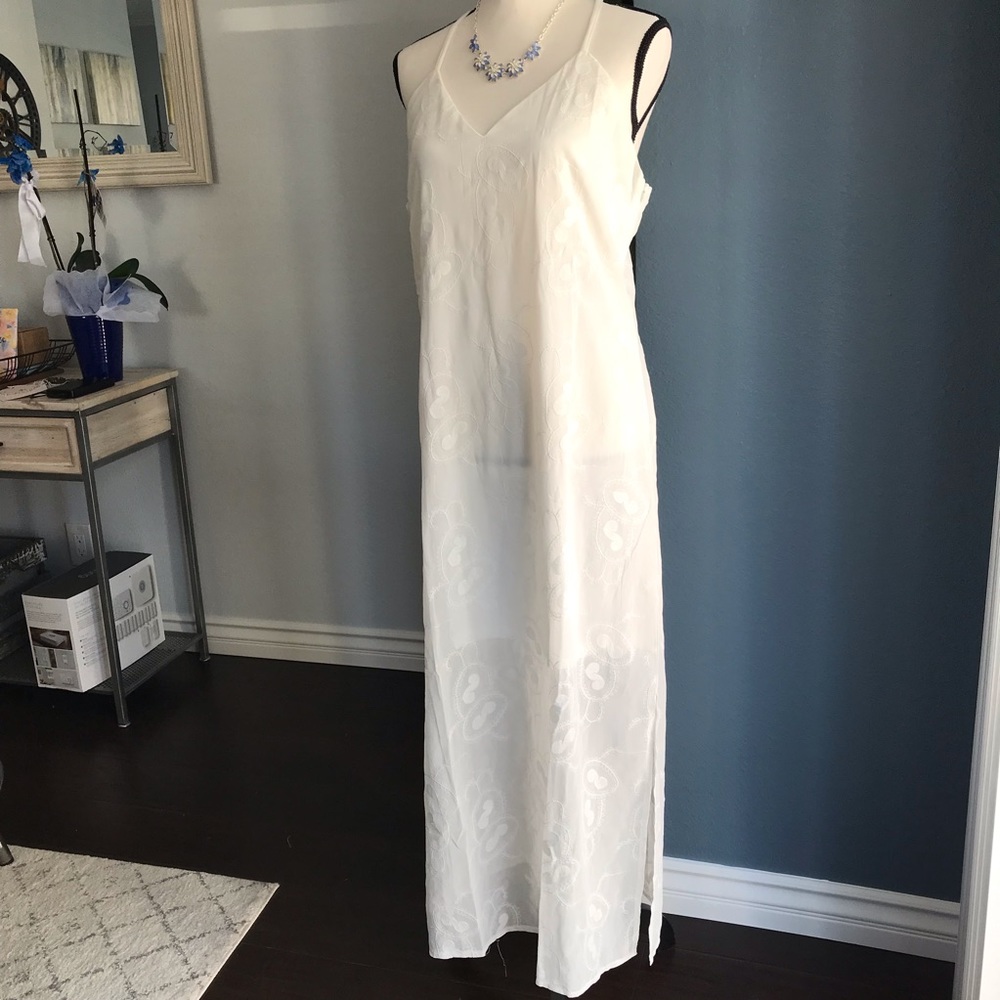 Available by Angela Fashion White Paisley Embroidered Maxi Dress V-Neck Large
